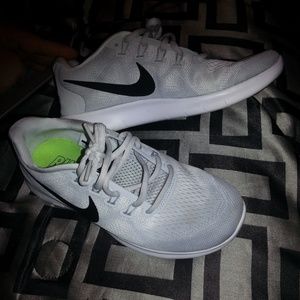 *Make an Offer* Nike sneakers white/grey running